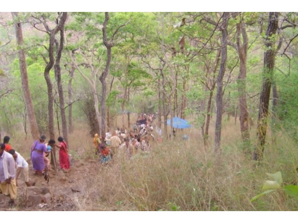 12. భక్తులతో కిటకిటలాడుతూ