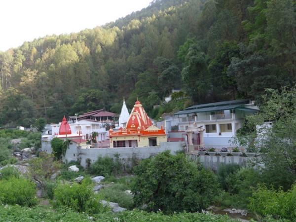 4. అమెరికన్స్ ఇక్కడకు కరోలి బాబా దీవెనలు అందుకోవటానికి వచ్చారు.