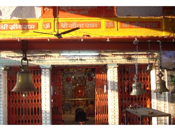 రామ, లక్ష్మణ, సీతా, శివపార్వతుల విగ్రహాలు