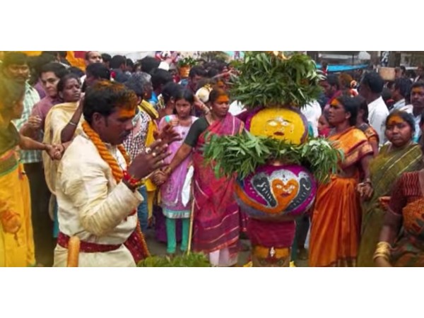 భక్తులు వేల సంఖ్యల్లో