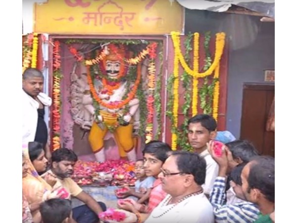 6. విచిత్రంగా పూజలు