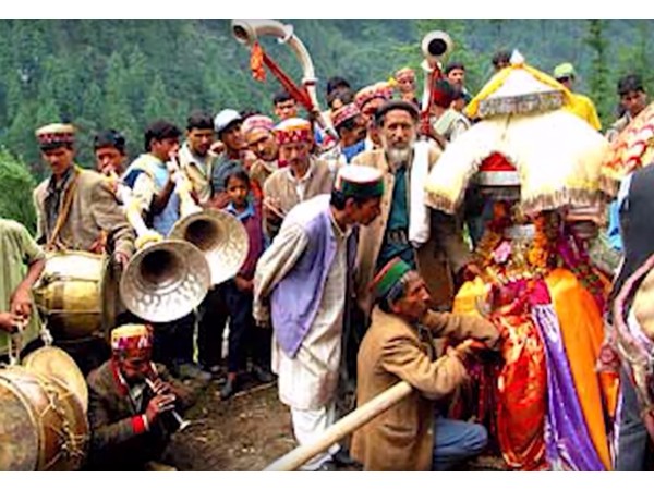 16. పర్యాటకులు