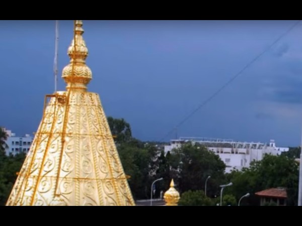 షిరిడీలోని సాయి మందిరంలో నిత్య పూజలు