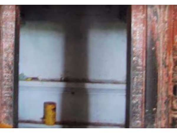 గుడిలో దాగిఉన్న నీడ రహస్యం