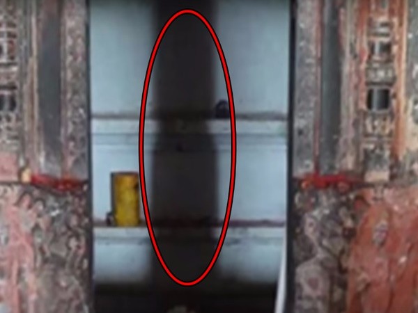 గుడిలో దాగిఉన్న నీడ రహస్యం