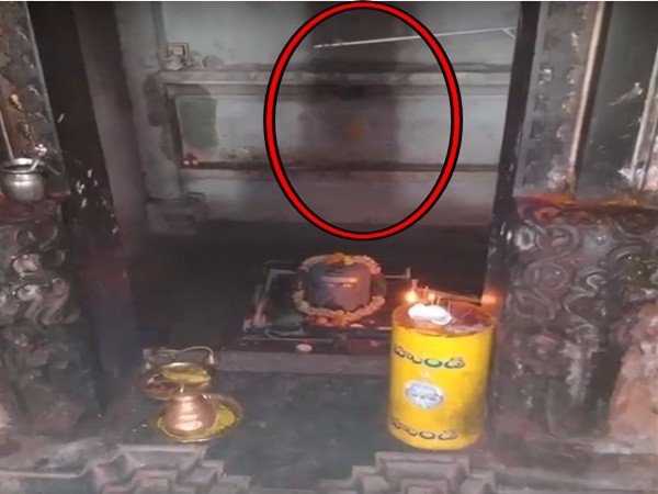 గుడిలో దాగిఉన్న నీడ రహస్యం