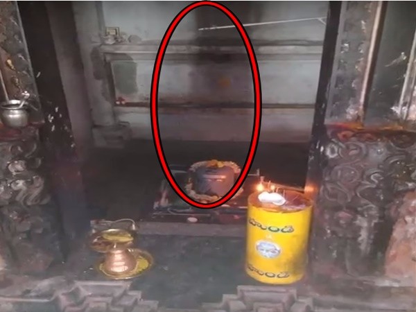 గుడిలో దాగిఉన్న నీడ రహస్యం