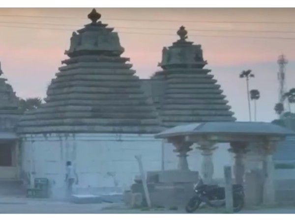 గుడిలో దాగిఉన్న నీడ రహస్యం