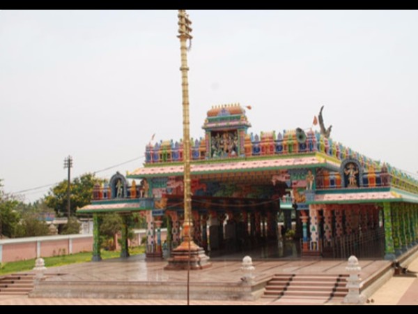 తన భక్తుడి కోరికతో చెట్టు క్రింద వెలసిన హనుమా