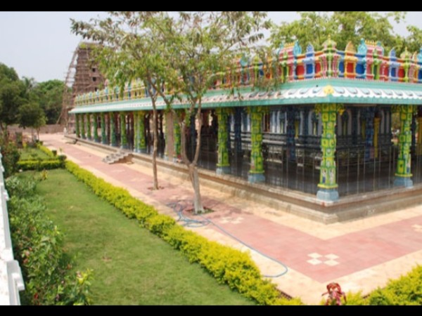 తన భక్తుడి కోరికతో చెట్టు క్రింద వెలసిన హనుమా