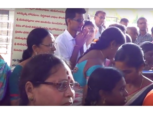 గోదావరీ నదిలో స్నానం