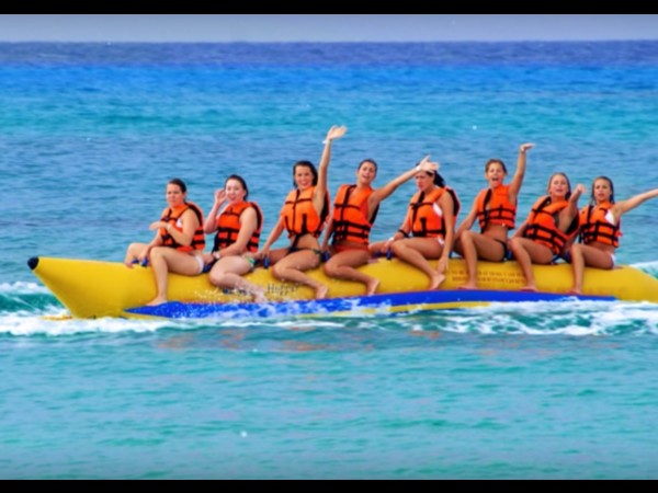 శిక్షకుడు లేకుండా నీటి క్రీడలు ఆడవద్దు 