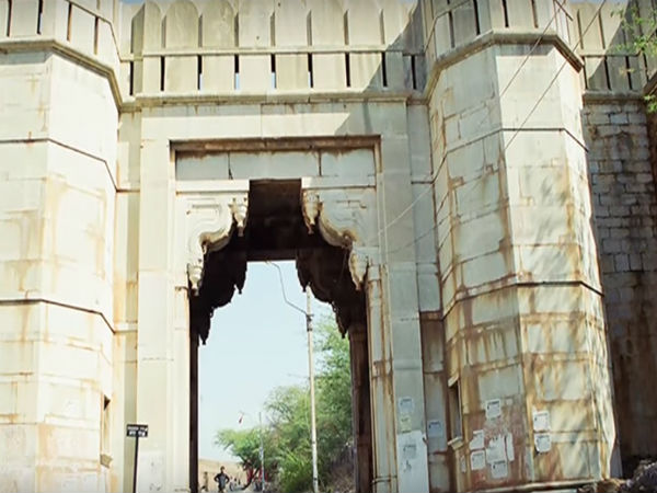 పర్యాటకుల తాకిడీ