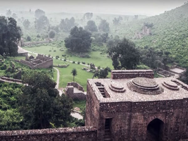 పర్యాటకులతో కిటకిటలాడే ప్యాలెస్ 