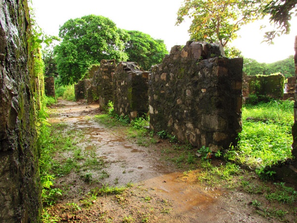 8. మండపేశ్వర్ గుహలు