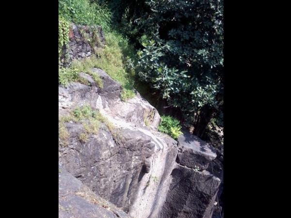 9. మండపేశ్వర్ గుహలు