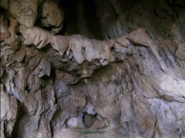 90 అడుగుల లోతు