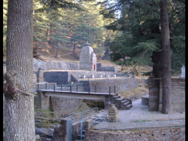 శివలింగానికి పూజలు 