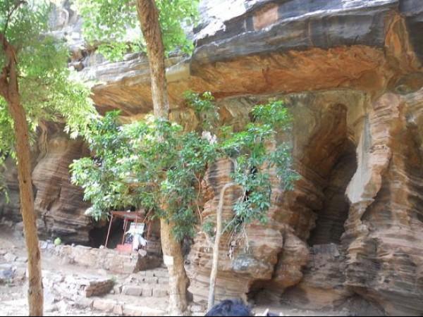  చారిత్రాత్మక గుహ