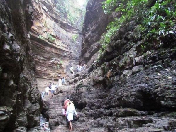 ప్రకృతి అందాలతో పాటు ఎంతో చారిత్రాత్య్మక నేపథ్యం కలిగిన సలేశ్వర క్షేత్రం