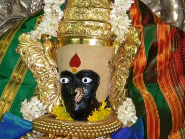 భక్తులకు బంగారం ప్రసాదంగా పెట్టే గుడి ఎక్కడుందో తెలుసా.!