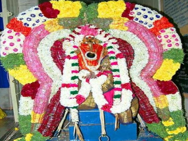 పురావస్తుశాఖ అధికారులు