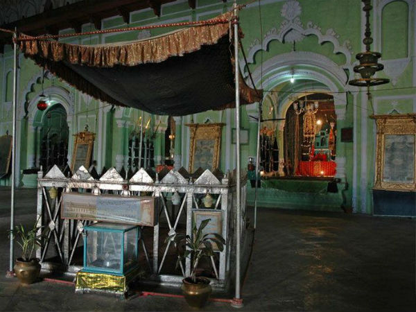 ఎవరి వల్ల నిర్మించబడినది?