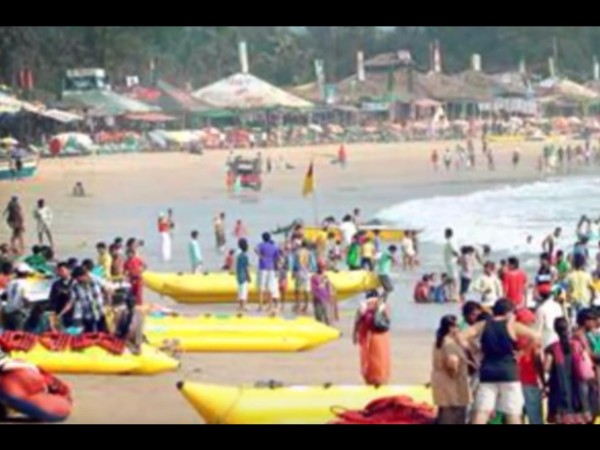 చర్చిలు, ప్రశాంతమైన బీచ్లు