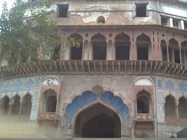 ఎవరు నిర్మించారు?