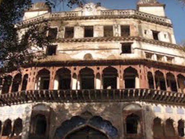  వేలాదిమంది పర్యాటకులు