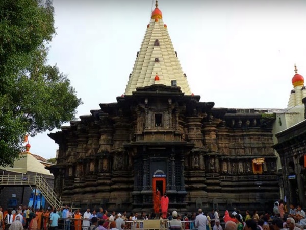 జెంస్టోన్స్ తో తయారుచేయబడిన 40కిలోల బరువున్న లక్ష్మీదేవి విగ్రహం 