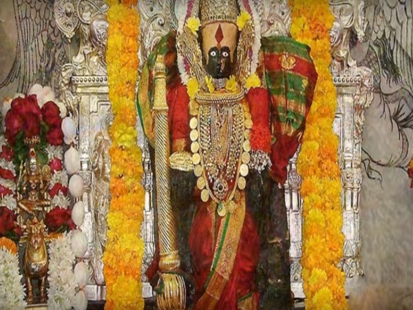 జెంస్టోన్స్ తో తయారుచేయబడిన 40కిలోల బరువున్న లక్ష్మీదేవి విగ్రహం 