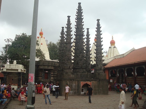 జెంస్టోన్స్ తో తయారుచేయబడిన 40కిలోల బరువున్న లక్ష్మీదేవి విగ్రహం 