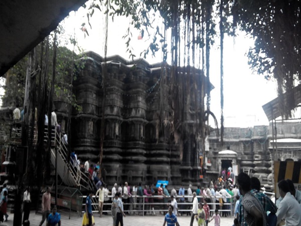 జెంస్టోన్స్ తో తయారుచేయబడిన 40కిలోల బరువున్న లక్ష్మీదేవి విగ్రహం 