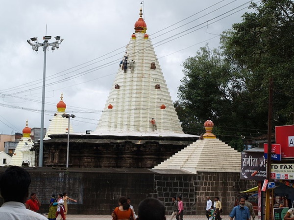 జెంస్టోన్స్ తో తయారుచేయబడిన 40కిలోల బరువున్న లక్ష్మీదేవి విగ్రహం 