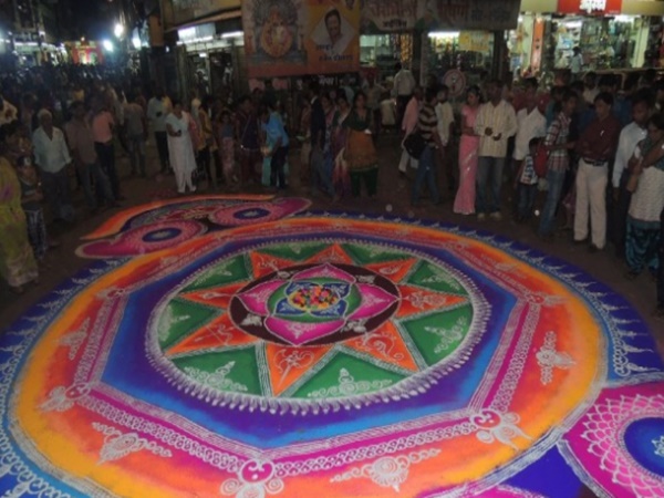 జెంస్టోన్స్ తో తయారుచేయబడిన 40కిలోల బరువున్న లక్ష్మీదేవి విగ్రహం 