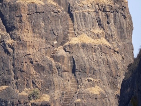 అస్తవ్యస్తంఅయిపోయిన రాజ్యం