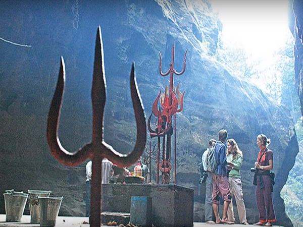 దేశవిదేశాల నుండి పర్యాటకులు