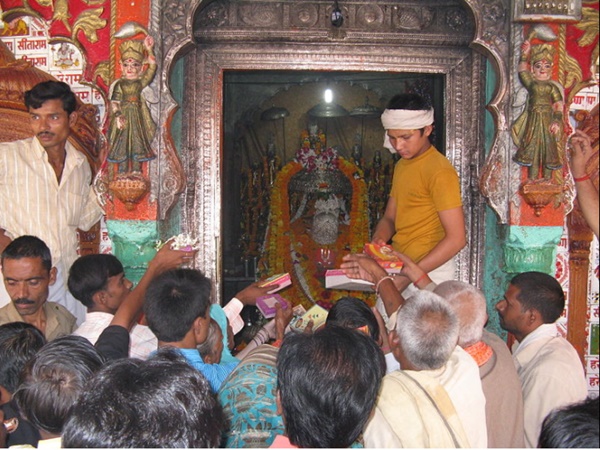 రఘుకుల నందనుడైన ఆ సీతాపతి పుట్టిన నగరం అయోధ్య