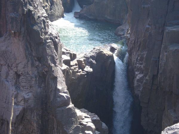 పాండవుల గుహలు మరియు జలపాతాలు