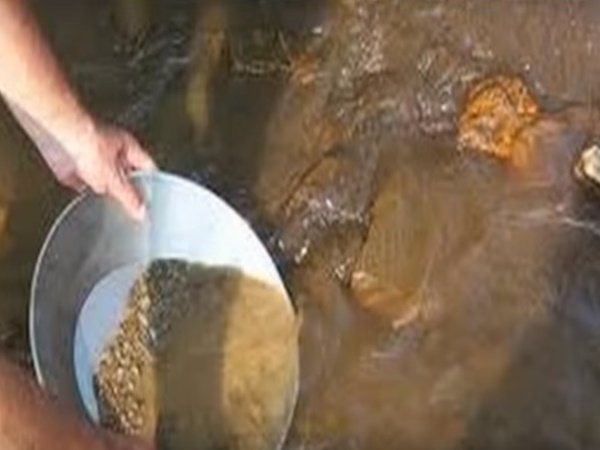 ఈ నదిలో ఇసుకతోపాటు బంగారం