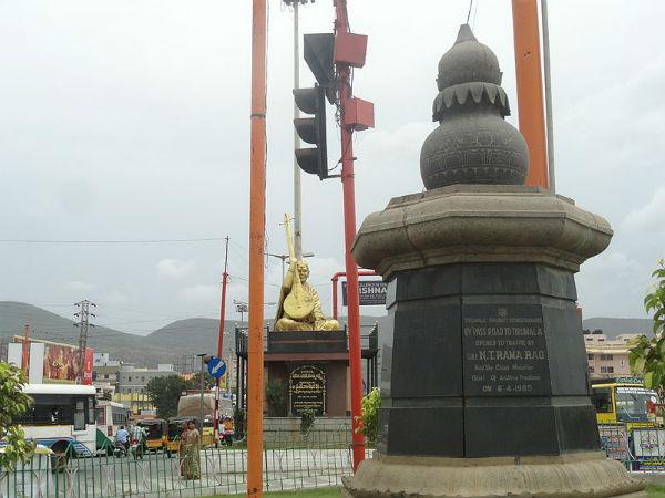 విగ్రహం సుమారు 8 అడుగుల ఎత్తు