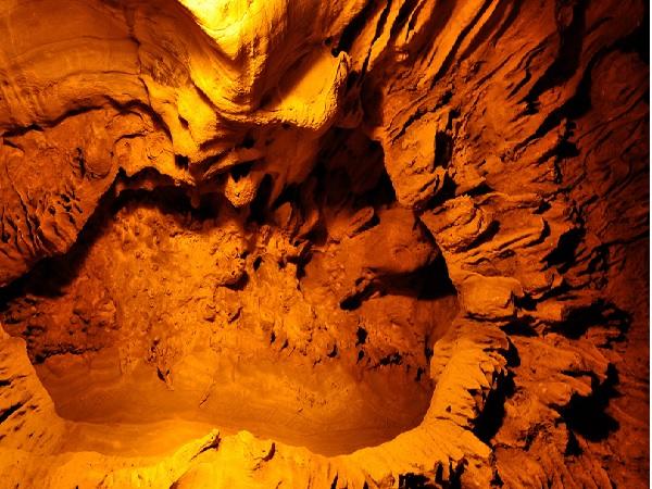 గుహల లోపల