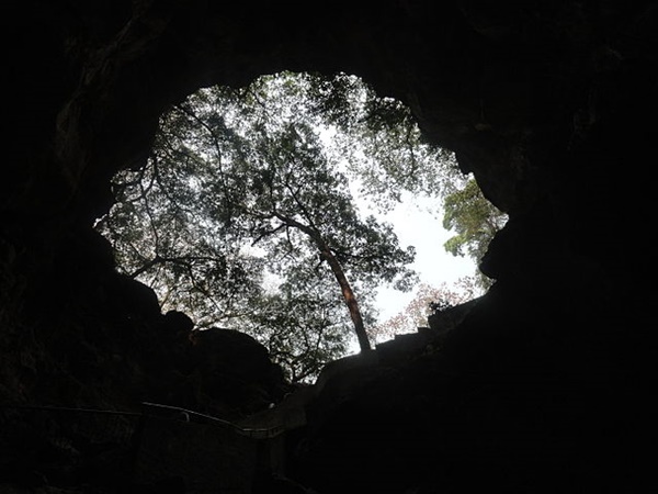 బొర్రా గుహల్లో బయటపడ్డ వింత పరికరాలు !