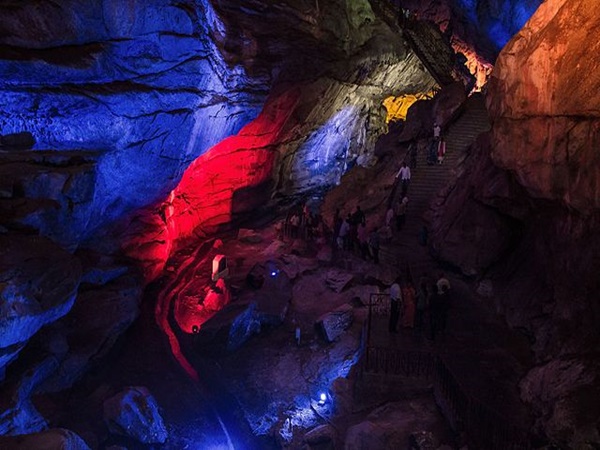 బొర్రా గుహల్లో బయటపడ్డ వింత పరికరాలు !