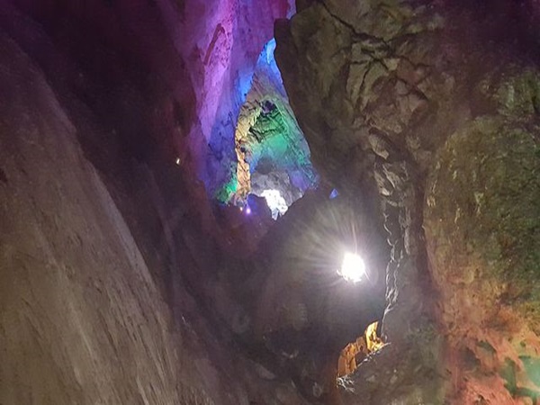 బొర్రా గుహల్లో బయటపడ్డ వింత పరికరాలు !