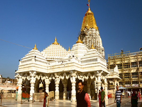 ఇక్కడి అమ్మవారిని కళ్లుమూసుకునే పూజించాలి!