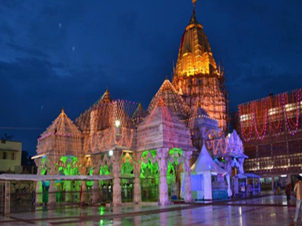 ఇక్కడి అమ్మవారిని కళ్లుమూసుకునే పూజించాలి!