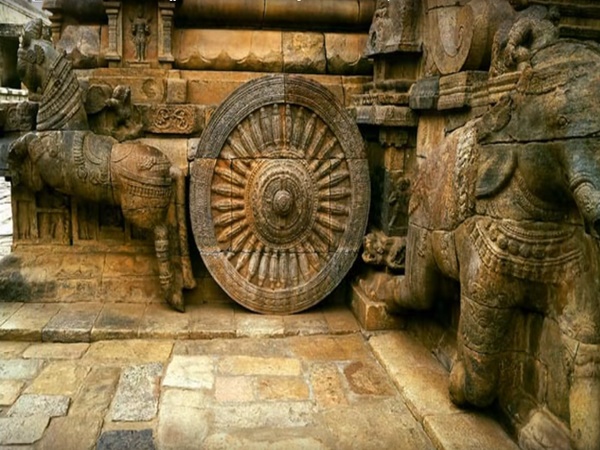 ఆలయంలో వున్న స్థంభాలు