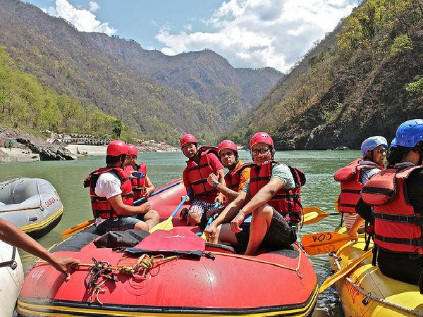 నురగ నీటిలో తెప్ప నడపడం